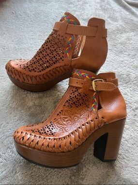 ⭐️Host Pick⭐️Mexican Handcrafted Platform Heels/Cutout Floral Detail Size 6